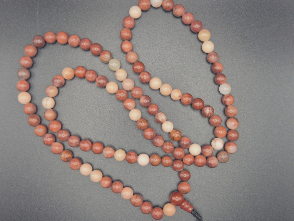 Handgefertigte Mala aus Jaspis mit natürlicher, erdiger Farbstruktur